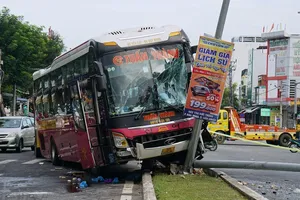 Hàng chục người thót tim khi xe khách lao trúng dải phân cách