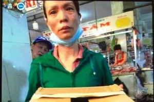 Người phụ nữ đi xin tiền đã chuộc được con ở Campuchia