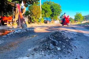 Đà Nẵng: Đường kiểu mẫu ở khu dân cư bị xe ben làm hư hỏng