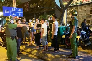 Đuổi đánh vợ vì đang nhậu với bạn mà đến quán cằn nhằn