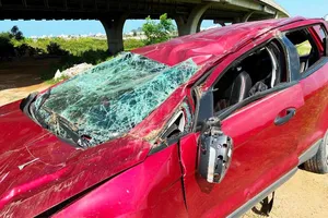 Một phụ nữ điều khiển ô tô bị mất lái, lao xuống cầu