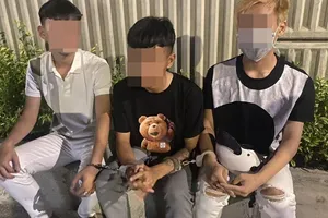 Đà Nẵng: Xe máy chở 3 thanh niên tông vào cảnh sát 113