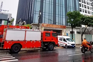 Công nhân rơi xuống tầng hầm, phải Cảnh sát PCCC mới đưa được ra ngoài