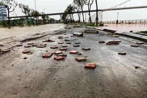 Đà Nẵng: Vỉa hè gần cửa biển bị bong tróc sau bão Noru