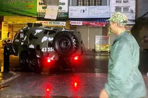 Sản phụ chuyển dạ trong bão Noru, được xe bọc thép đưa đi cấp cứu