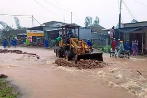 Mưa lớn gây ngập, sạt lở đất đá khiến quốc lộ 14B ách tắc