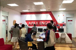 Phụ huynh đến trung tâm tiếng Anh đòi lại tiền học phí