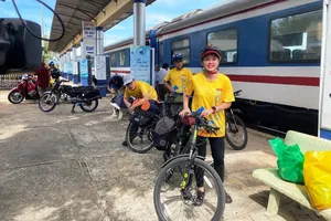 Khách xuống tàu ở Phan Thiết bất ngờ được nhận lì xì đầu năm