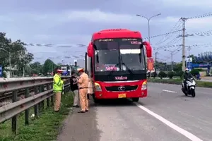 CSGT Đà Nẵng phát hiện xe khách dùng tem, kiểm định nghi làm giả