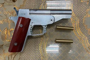 Súng cùng 2 viên đạn trong kiện hàng gửi đường hàng không 