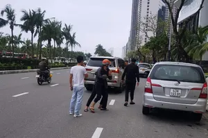 Công an thông tin vụ nhóm người đi xe Lexus giật điện thoại ở Đà Nẵng