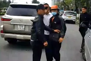 Vụ người đi Lexus giật điện thoại người đi xe máy: Công an mời nhận lại điện thoại