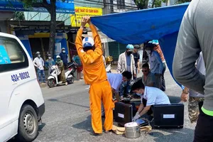 Người dân căng bạt che cho bác sĩ cứu người bị nạn dưới cái nắng 40 độ