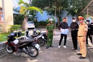 Nhiều thiếu niên tháo phanh chạy xe biểu diễn trên đèo Hải Vân