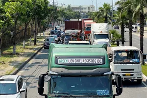 Hàng ngàn xe vào cảng Tiên Sa ùn tắc vì chặn đường chạy IRONMAN