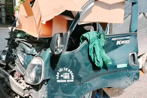 Giải cứu 2 người mắc kẹt trong cabin sau va chạm