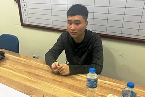 Cô gái thế chấp ảnh khỏa thân để vay tiền