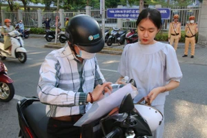 Đà Nẵng: 3 thí sinh bị tai nạn được cho thi riêng, cán bộ ghi bài giúp