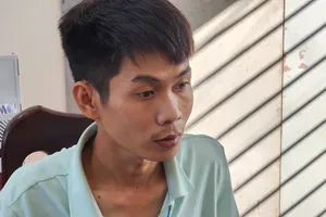 Dùng ná bắn vỡ kính ô tô trộm giấy tờ rồi đòi tiền chuộc