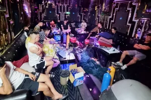 8 thanh niên thuê nhiều cô gái vào quán karaoke phục vụ 'tiệc' ma túy