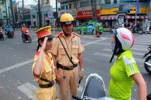 Trẻ em TP.HCM cùng CSGT xuống đường làm nhiệm vụ