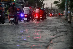 TP.HCM ngập sâu chiều cuối tuần vì triều cường dâng cao