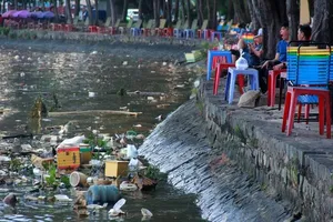 Thản nhiên hóng mát, câu cá trên khúc kênh đầy rác