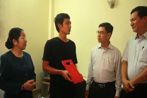 Hỗ trợ 10 triệu đồng cho mỗi hộ ở chung cư nghiêng tại quận 1