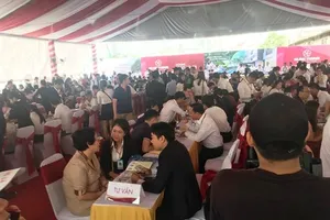 Khách hàng chen chúc mua căn hộ Moonlight Boulevard