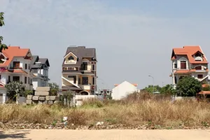 Doanh nghiệp địa ốc ồ ạt buôn đất nền, nhà phố