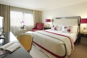 Vì sao giường ngủ nên đặt 4 gối như phòng khách sạn