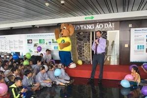 200 trẻ em kém may mắn đón tết thiếu nhi ở độ cao 180m