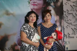 Ban văn trẻ chúc mừng nhà văn Tiểu Quyên