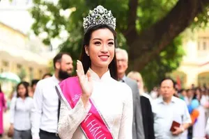 Hoa hậu Đỗ Mỹ Linh về khai giảng ở trường cũ ​