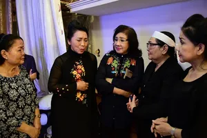 Đông đảo nghệ sĩ, khán giả đến viếng NSND Thanh Tòng