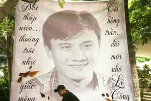 Nghệ sĩ quy tụ trong đám giỗ 20 năm Lê Công Tuấn Anh