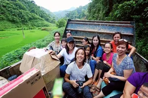 Việt Hương dẫn con gái vượt rừng núi đi từ thiện ​