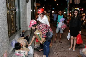 Hoa hậu và quán quân người mẫu thể hình tặng quà Noel