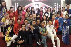 Vừa xuất viện, Hoài Linh cùng hoa hậu ủng hộ cải lương