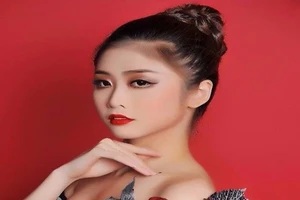 Thùy Dương khoe váy dạ hội Miss Heritage ở Nam Phi 