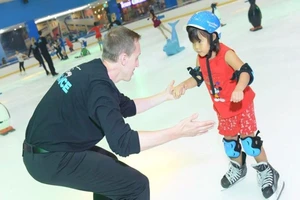 Nghệ sĩ show Disney dạy trượt băng cho trẻ em TP.HCM ​