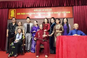 Nghệ sĩ ngỡ ngàng ngắm tượng sáp của chính mình 