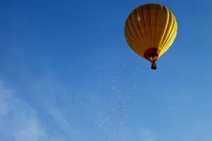 Chủ nhân màn rải tiền gây sốc từ khinh khí cầu nói gì?