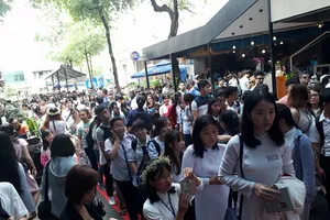 Chen nhau xếp hàng dài nghẹt đường xin chữ ký