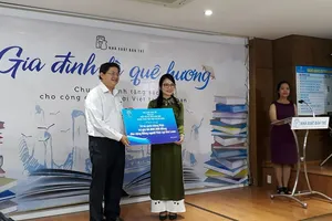 Tặng sách để giữ gìn văn hóa Việt tại xứ Đài