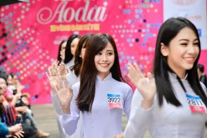 Nữ sinh khoe khéo nét duyên trong tà áo dài