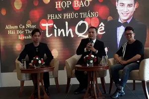 Ngọc Sơn và mẹ ủng hộ hài độc thoại Phan Phúc Thắng