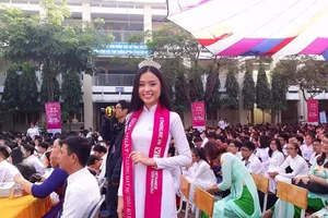 Trao 1.136 bộ vải áo dài Một tỏa sáng, ngàn niềm vui