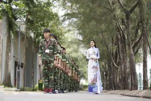 Ninh Hoàng Ngân với bộ sưu tập áo dài mừng trường cũ