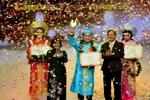 Nguyễn Văn Khởi đoạt Chuông vàng vọng cổ 2017